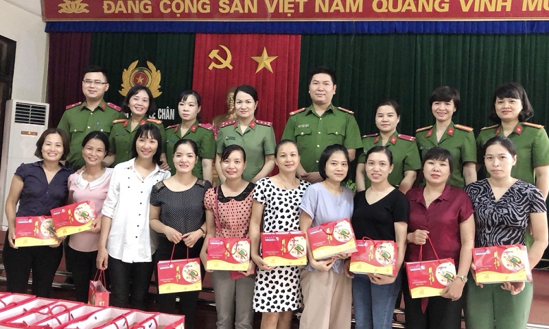 Công đoàn Công an quận Lê Chân: Trao tặng 43 suất quà Trung thu cho con nuôi công đoàn và đoàn viên công đoàn